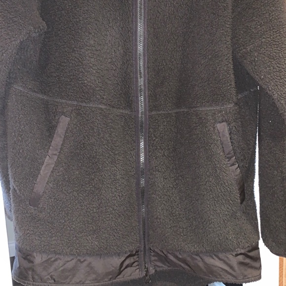 North face zip up jacket, light sherpa material - Picture 3 of 3
